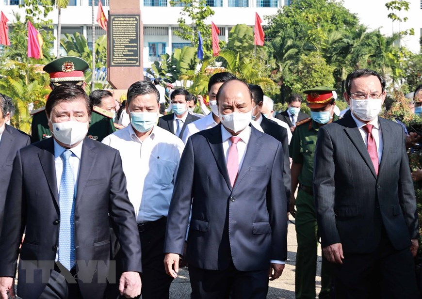 国家主席在胡志明市上香缅怀胡志明主席和各位英烈（组图）